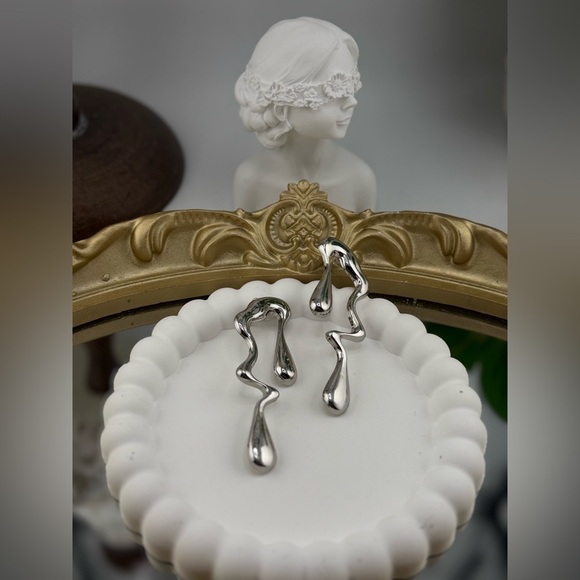 Modern Abstract Silver Drop Earrings – Statement Sculptural Design - Picture 5 of 10